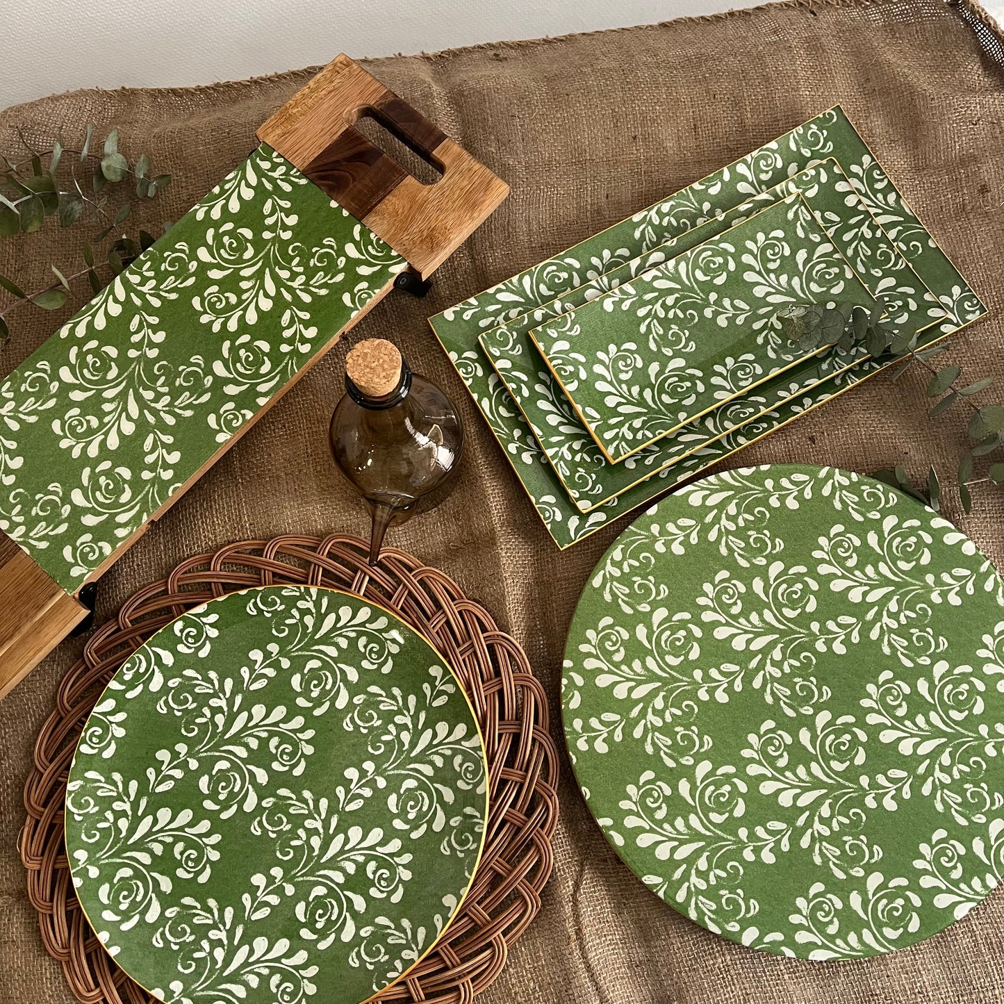 Tabla de servir con patas metálicas modelo Arabesque olive