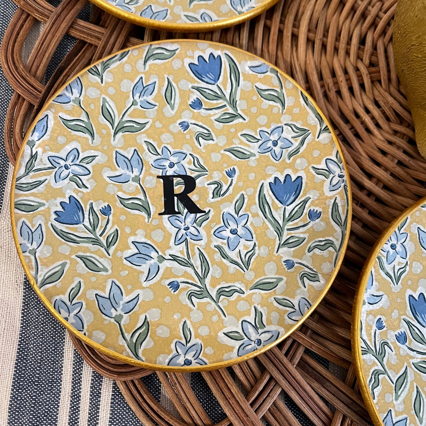 Plato redondo iniciales flores azul/mostaza