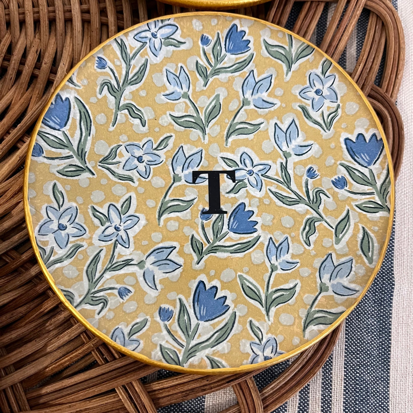 Plato redondo iniciales flores azul/mostaza
