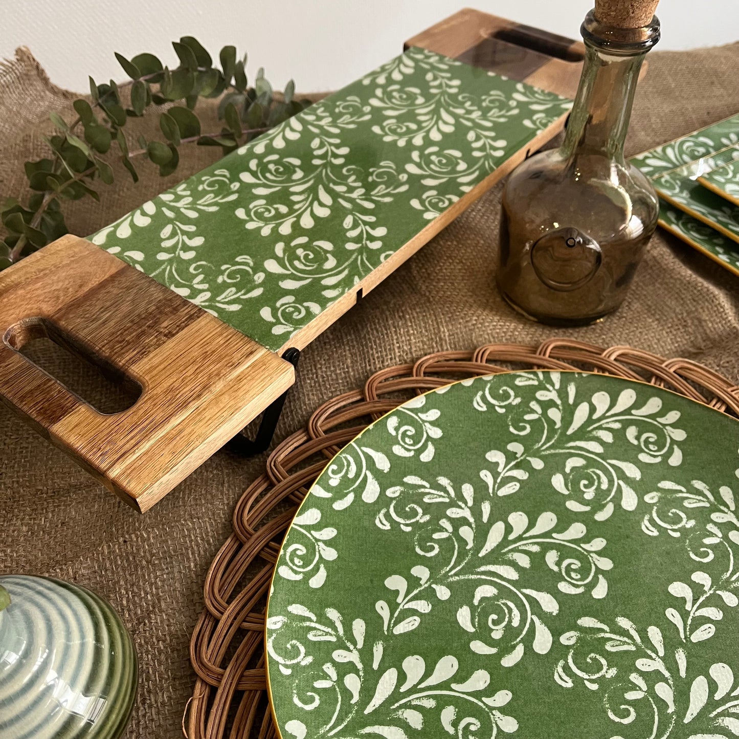 Tabla de servir con patas metálicas modelo Arabesque olive