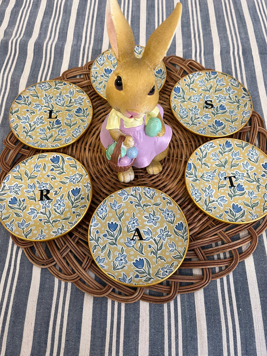 Plato redondo iniciales flores azul/mostaza