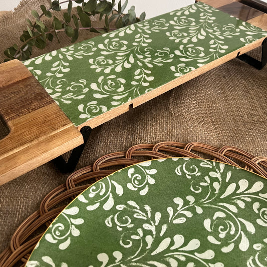 Tabla de servir con patas metálicas modelo Arabesque olive