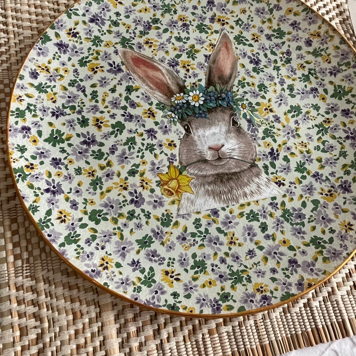 Plato/ bandeja conejo y flores