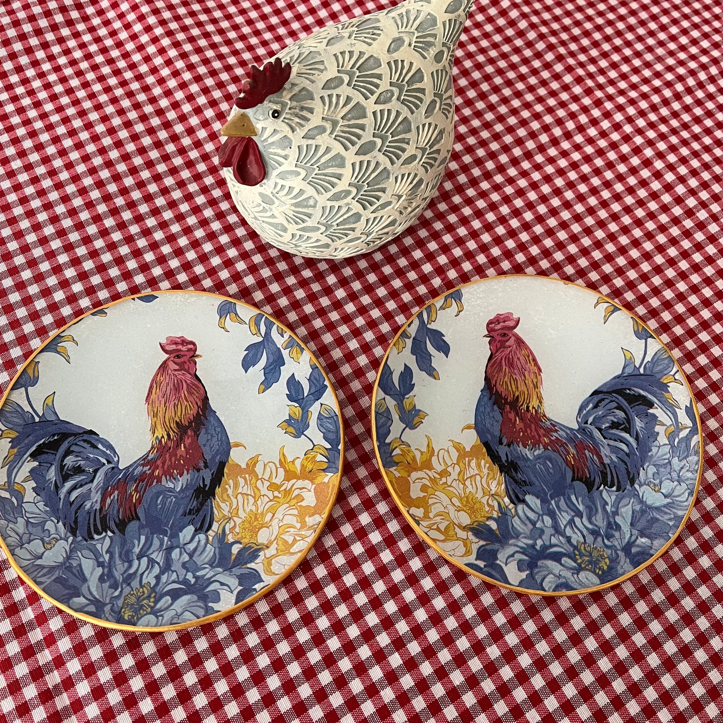 Plato cuadrado gallos