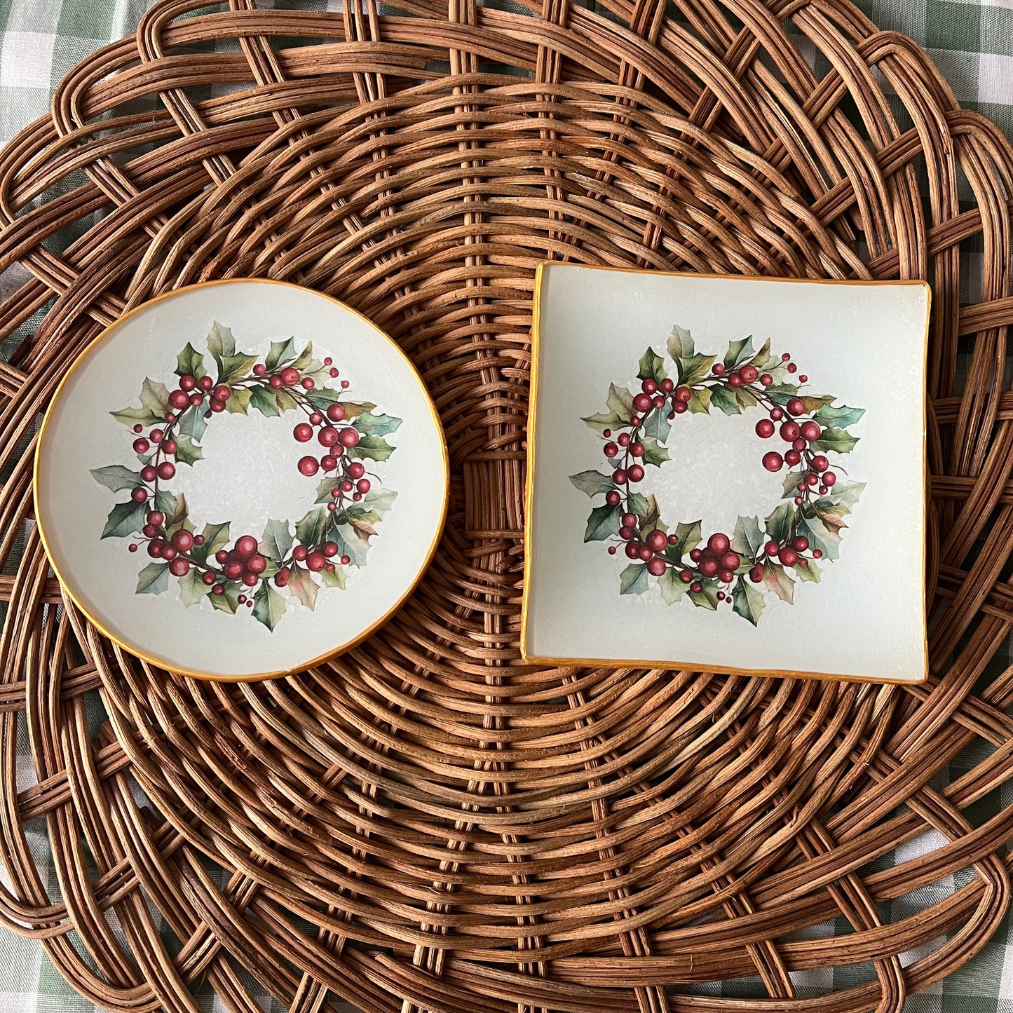 Plato de pan corona de bayas rojas