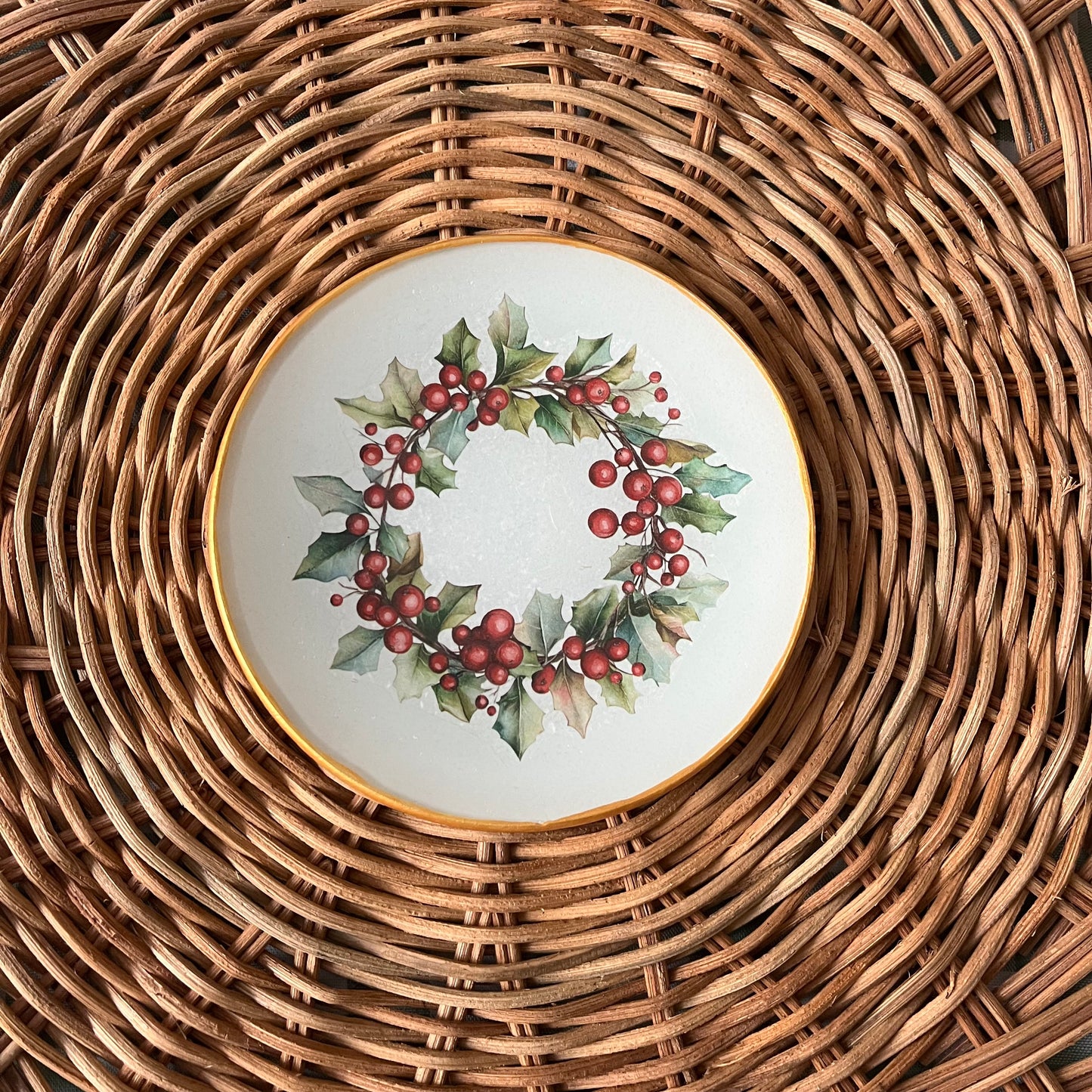 Plato de pan corona de bayas rojas