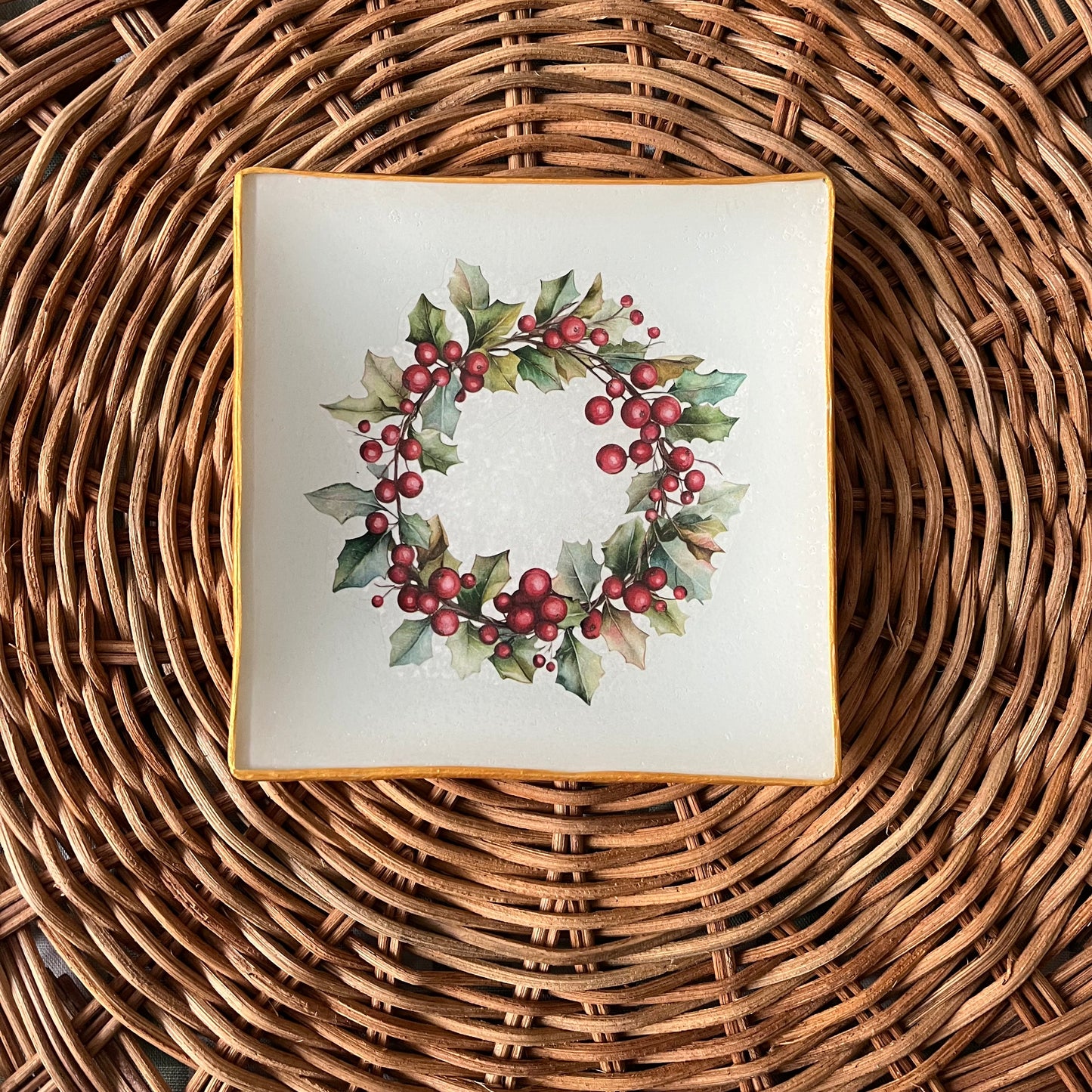 Plato de pan corona de bayas rojas